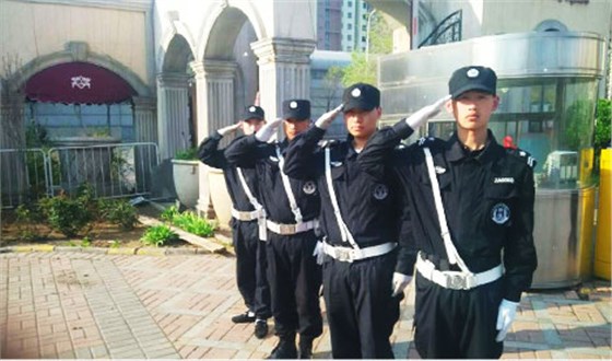 六玄网132432佛山保安公司门口执勤