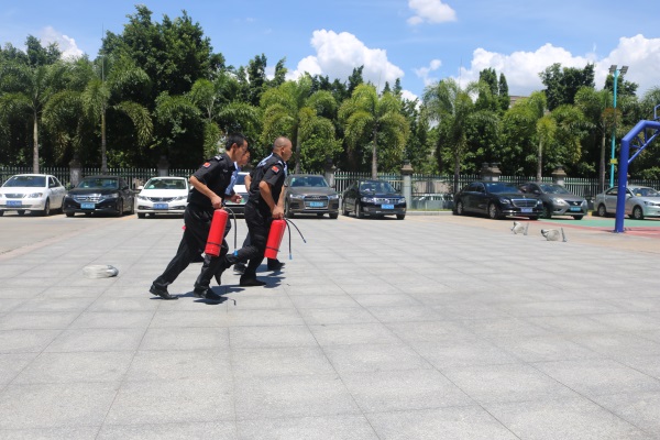 【保安培训】乌兰县公安局茶卡派出所组织保安从业人员开展反恐演练培训