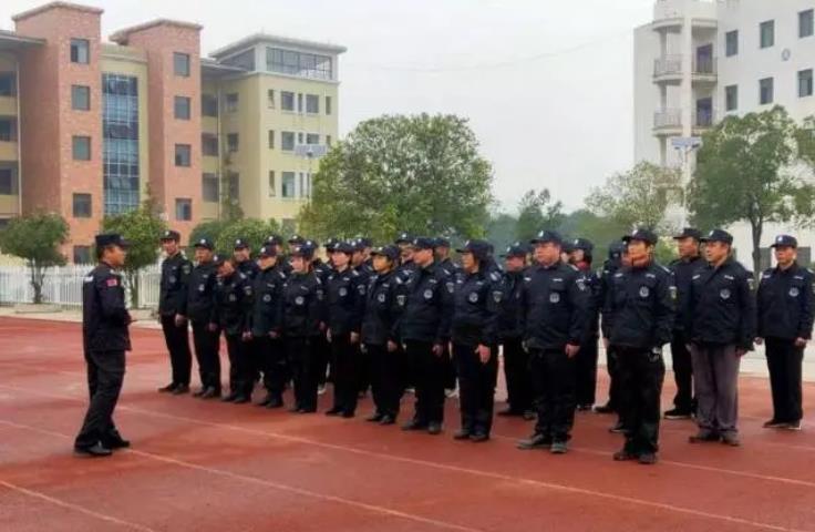 小区电动车自燃.....巡逻保安3分钟灭火