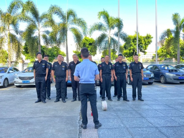 谢子龙影像艺术馆帮游客拍照的保安，“出圈”了