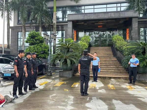 孙子走失哈尔滨保安帮忙迅速找回 保安说在东北丢不了孩子