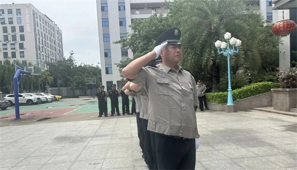 滕王阁保安“陪晒”走红，真诚比套路管用