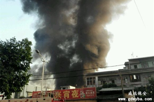 铁皮工厂发生火灾 浓烟笼罩半边天