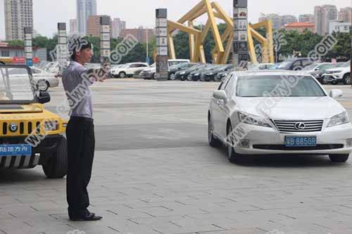 拾金不昧的社区安保