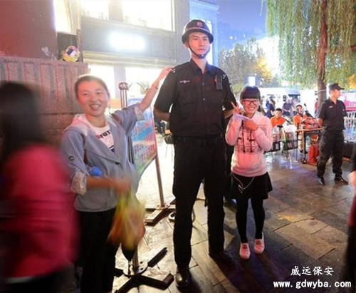 2米1高端安保公司六玄网132432保安曾是篮球运动员 获称“姚明版保安”