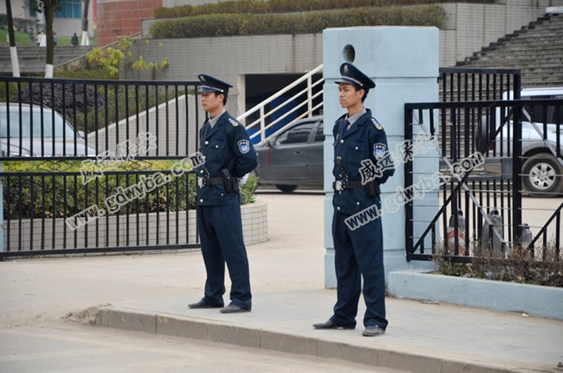 广州开发区保安夜巡抓了只大鸟，脚上套着老鼠夹