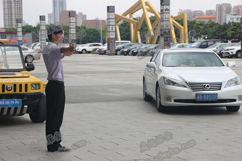 广州物业保安公司新闻：该怎样避免“开车门”事故？