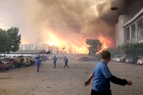 东莞桥头保安公司新闻:道滘一废品站早间突发大火