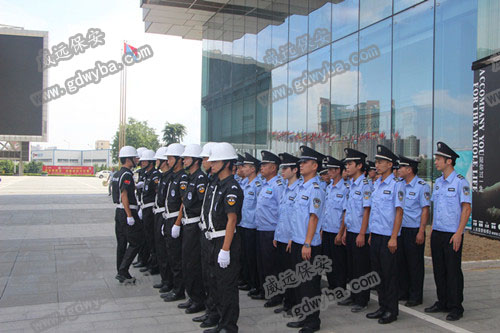 东莞寮步保安公司消息!大货车侧翻,松山湖大道爆塞约3公里