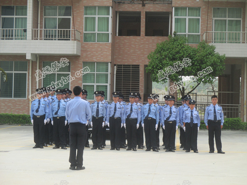 跟熟悉女子打个招呼商场保安被多人围殴