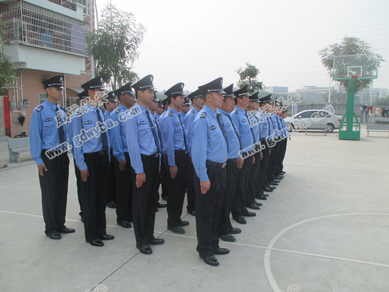 客车司机服务区非法载客 逃跑途中撞飞执勤保安