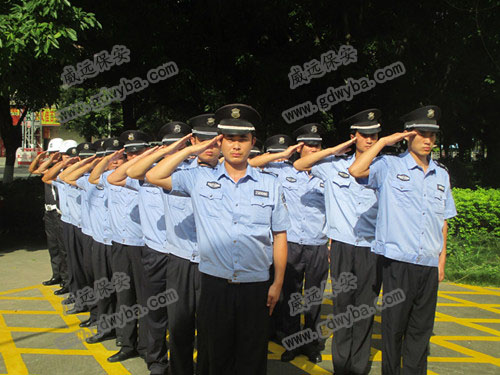 又一名励志保安哥引起不少人关注