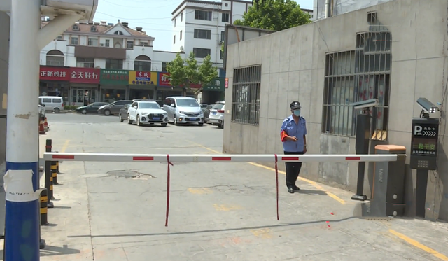 电动车被保安扣住，女子质疑保安盗窃，物业：撞起落杆跑了