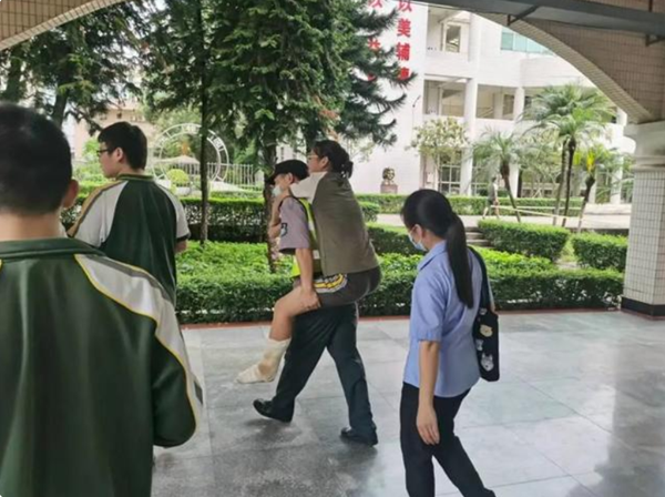 暖心高考：女生左脚骨折，保安背送考场