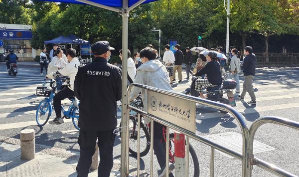 杭州一大学保安资助困难学生17年 累计花费10万元