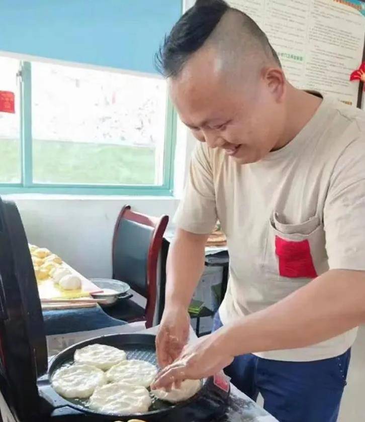 “有他在，就有安全感！”保安叔叔温暖接送受伤学生上下课