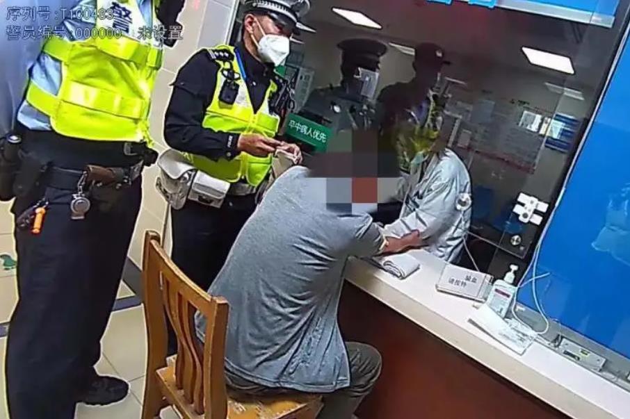 酒后为妻子示范停车，男子被小区保安举报