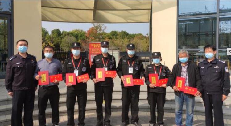 女子不慎失足落水，公园保安跳水营救获表彰