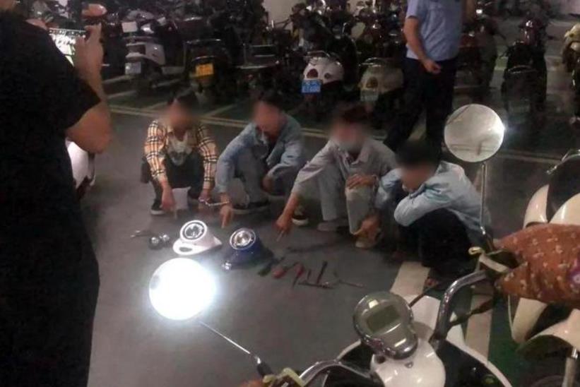 专偷电动车大灯！4名奇葩小偷被小区保安逮住