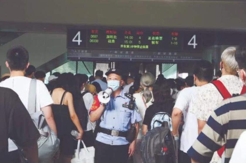 这名保安被破格录用为人民警察！而且成长为“公安英模”