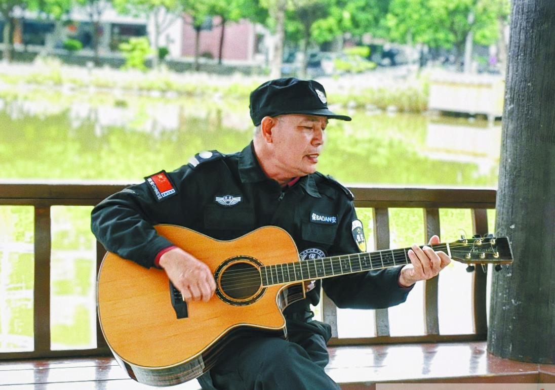 广西一高校的保安大叔火了，“一弹成名”冲上热搜