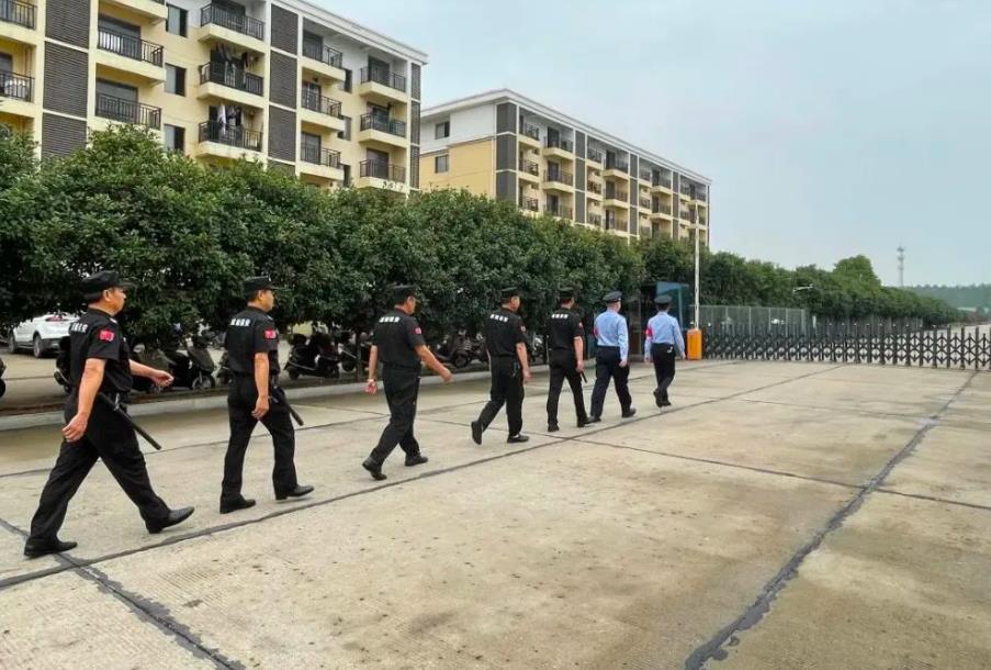 女子当保安16年曾是模特冠军