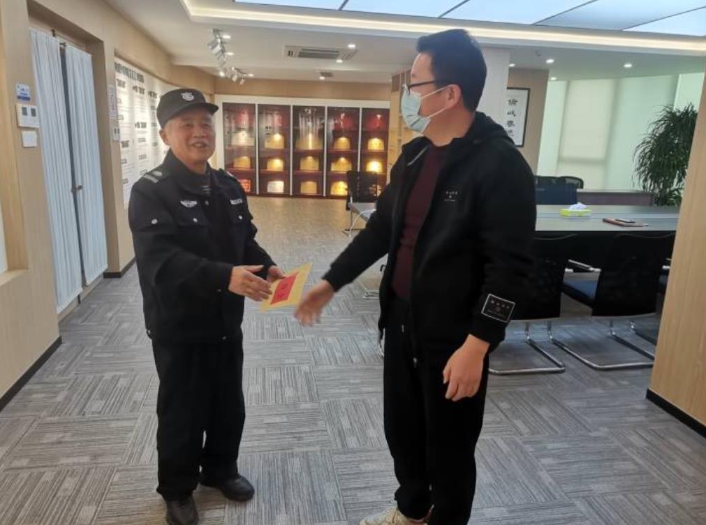 挺身而出，小区保安化身救火勇士