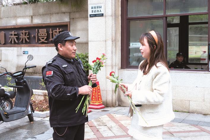 24岁保安救了38岁富婆一命，从此走上人生巅峰