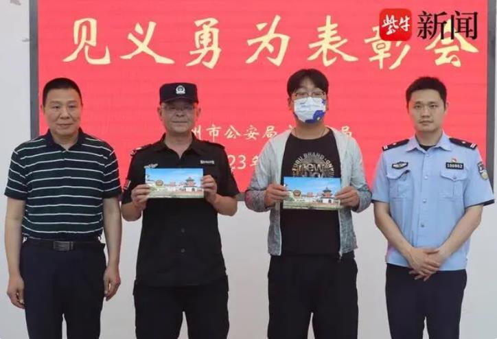 小区门口店铺起火，保安队长和隔壁老板携手救火