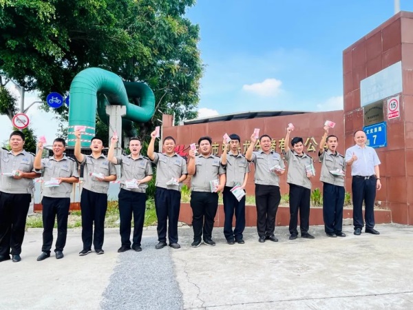 住户家中失火保安及时扑救