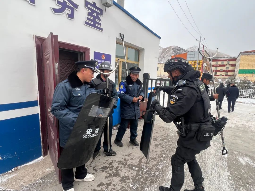 医院保安人员开展警棍警械使用方法专项培训