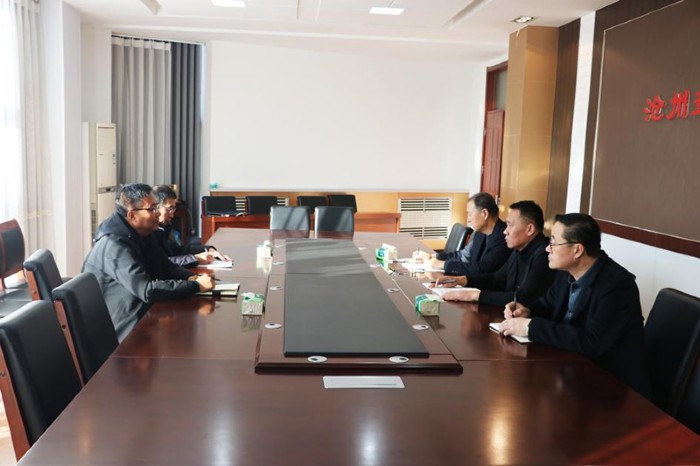 刘建军主持召开驻村工作会议